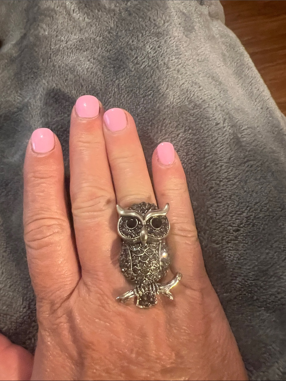 Owl statement ring in silvertone with crystal accents and elastic band